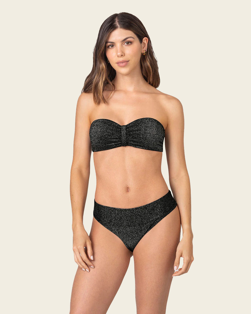 Bikini en tela brillante sin tirantes y braga de laterales anchos