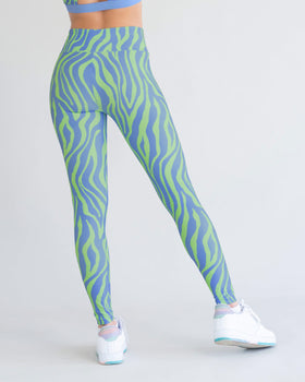 Legging de tiro alto control en abdomen y muslos en material pet reciclado#color_443-estampado-piel-morado