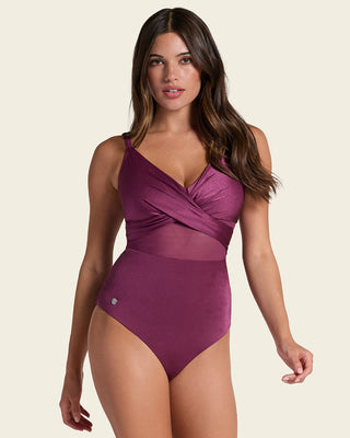 Bañador entero con escote cruzado y tela con brillo#color_466-vinotinto