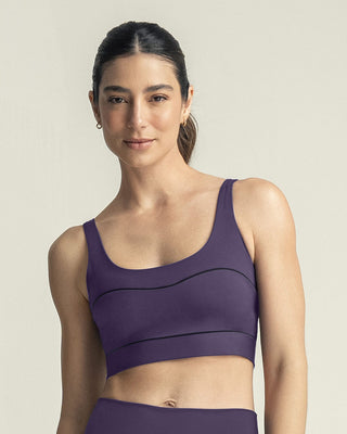 Top deportivo con tirantes dobles en espalda#color_450-morado