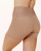 Short de control moderado aspecto invisible con fajón antideslizante