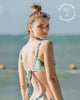 Top de bikini con copas extraíbles elaborado en pet reciclado#color_574-estampado-palmeras