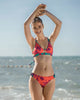 Top de bikini con copas extraíbles elaborado en pet reciclado#color_632-fucsia-estampado