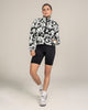 Chaqueta deportiva de secado rápido con bolsillo frontal#color_016-estampado-blanco-y-negro