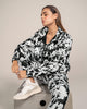 Chaqueta deportiva de secado rápido con bolsillo frontal#color_016-estampado-blanco-y-negro