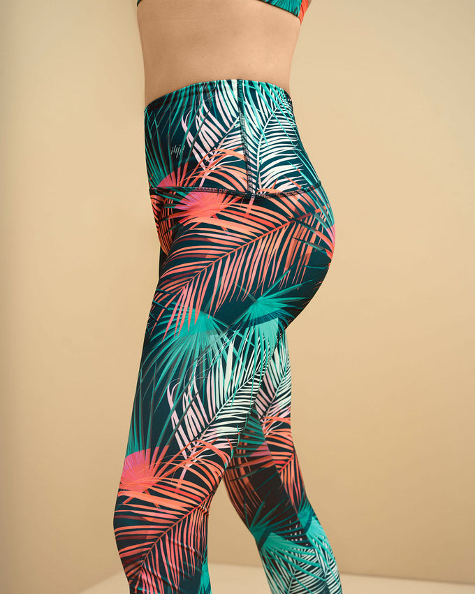 Legging tiro alto de control moderado en cintura en material pet reciclado#color_061-estampado-hojas