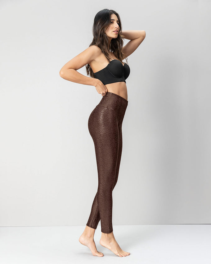 Legging con control de abdomen y acabado brillante#color_087-habano-medio