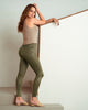 Leggings con acabado imitación cuero con control de abdomen#color_617-verde-militar